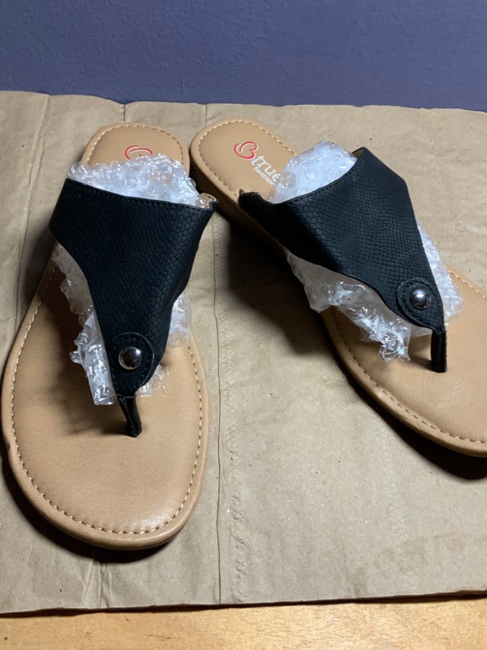 BTrue by BareTraps navy Gannie sandals Sz 7.5